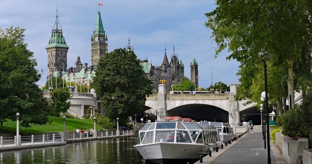 does tom cruise live in ottawa