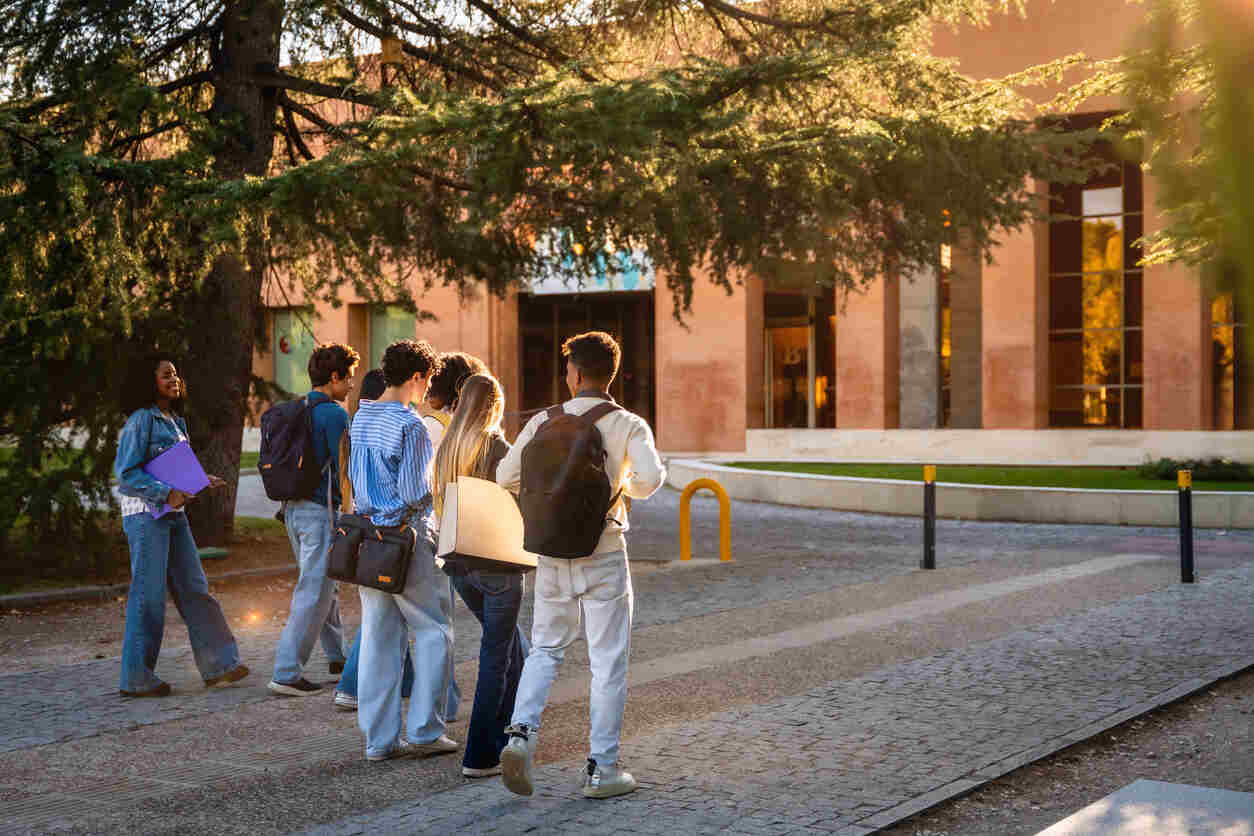 Image for Fewer Permits, Less Waiting: Canada Plans Changes to Student Work Rules